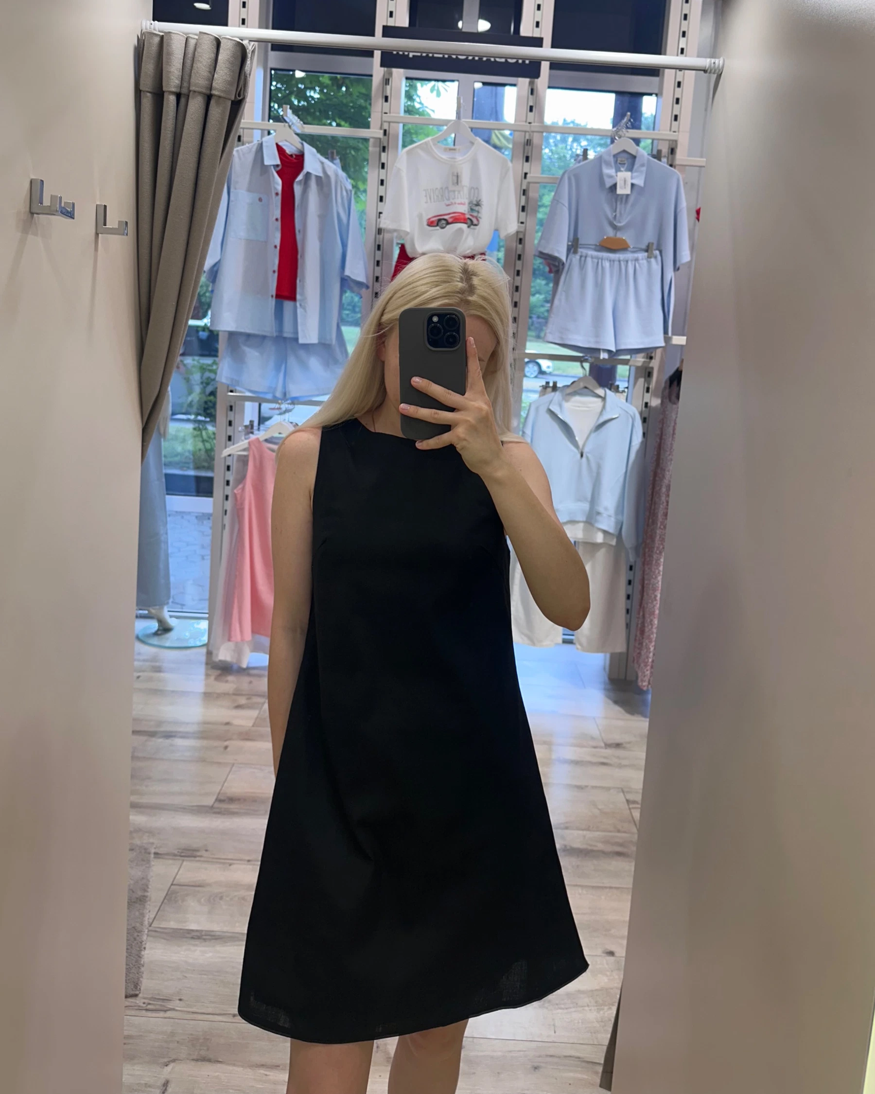 Чорна сукня з льону