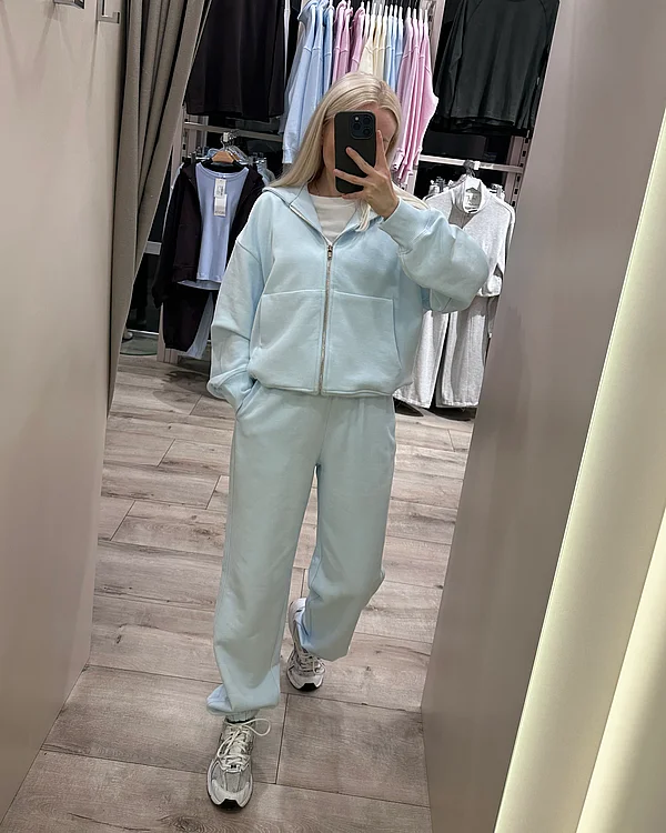 Костюм блакитного кольору