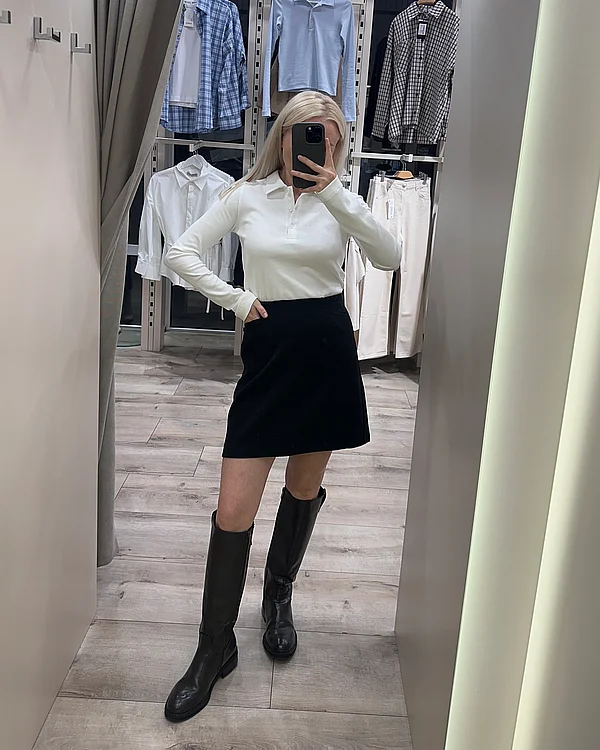 Поло молочного кольору