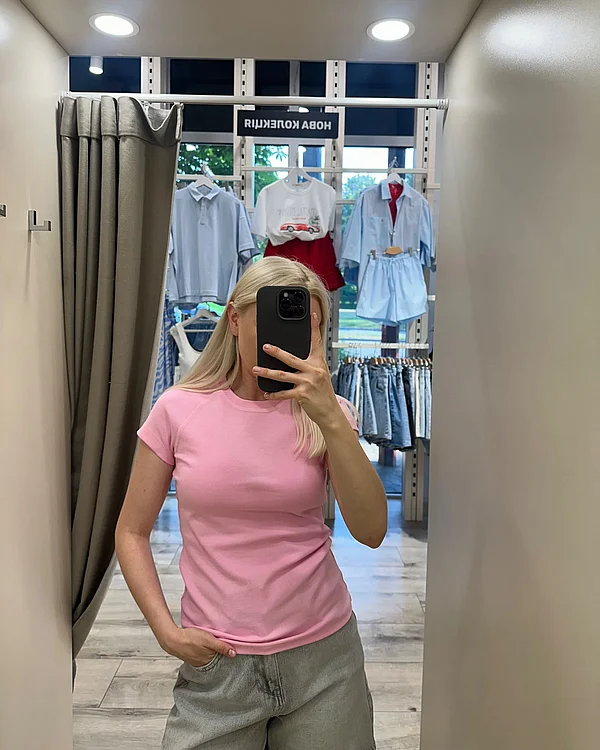 Рожева силуетна футболка з гладкої тканини